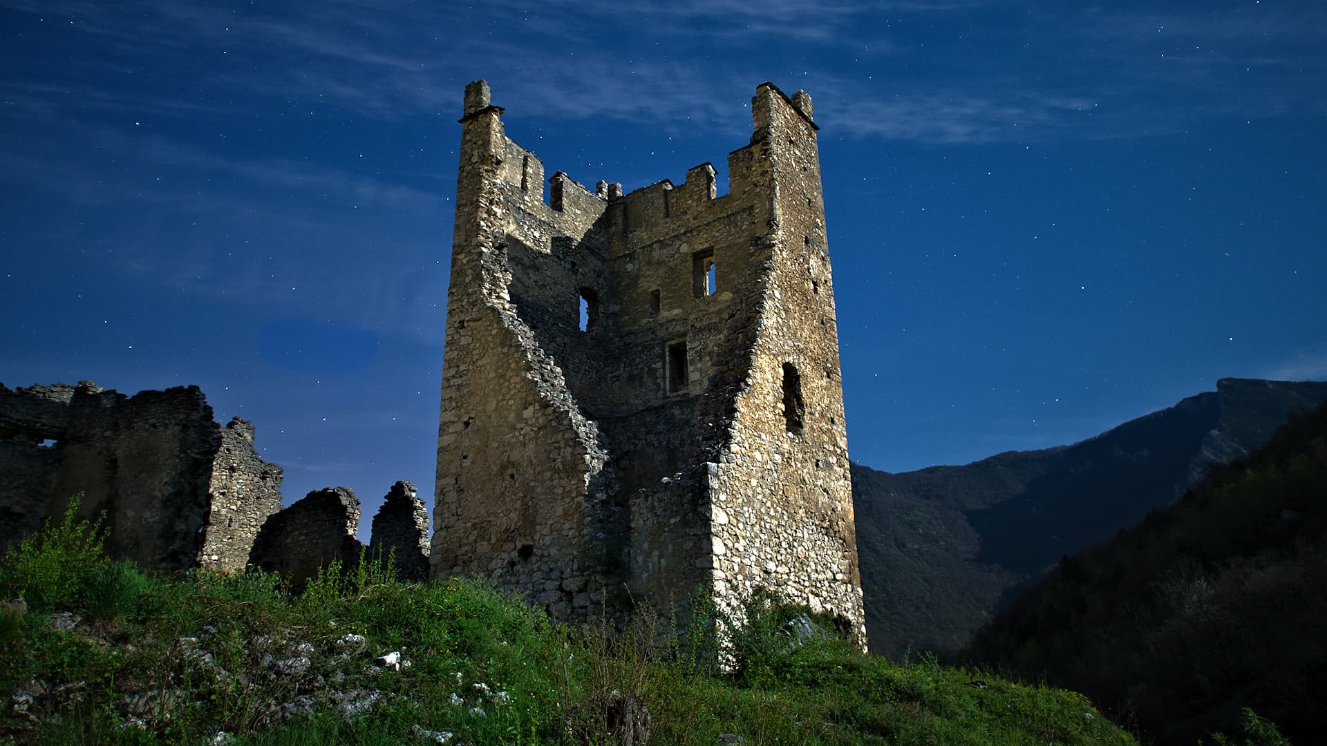 Château de Miglos en ruine sous les étoiles et la pleine lune