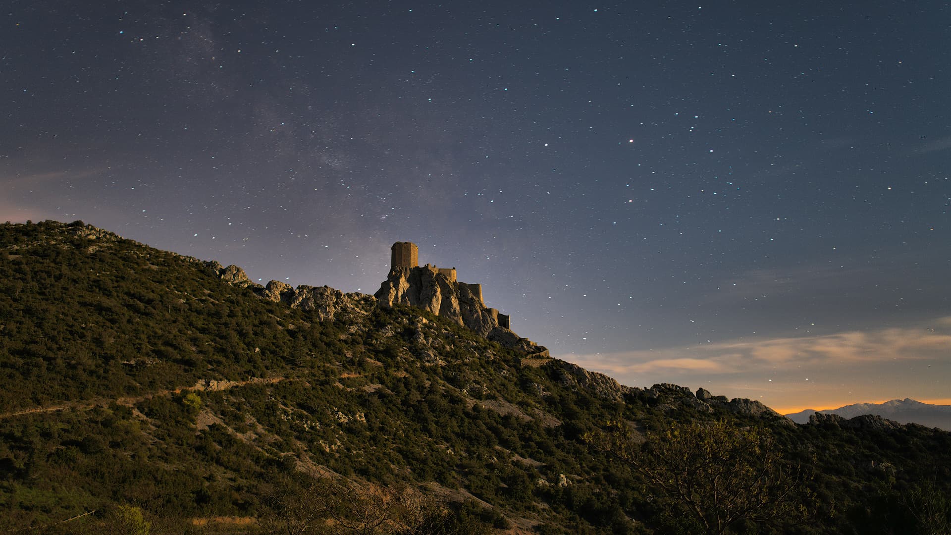Château de Quéribus de nuit sous la voie lactée