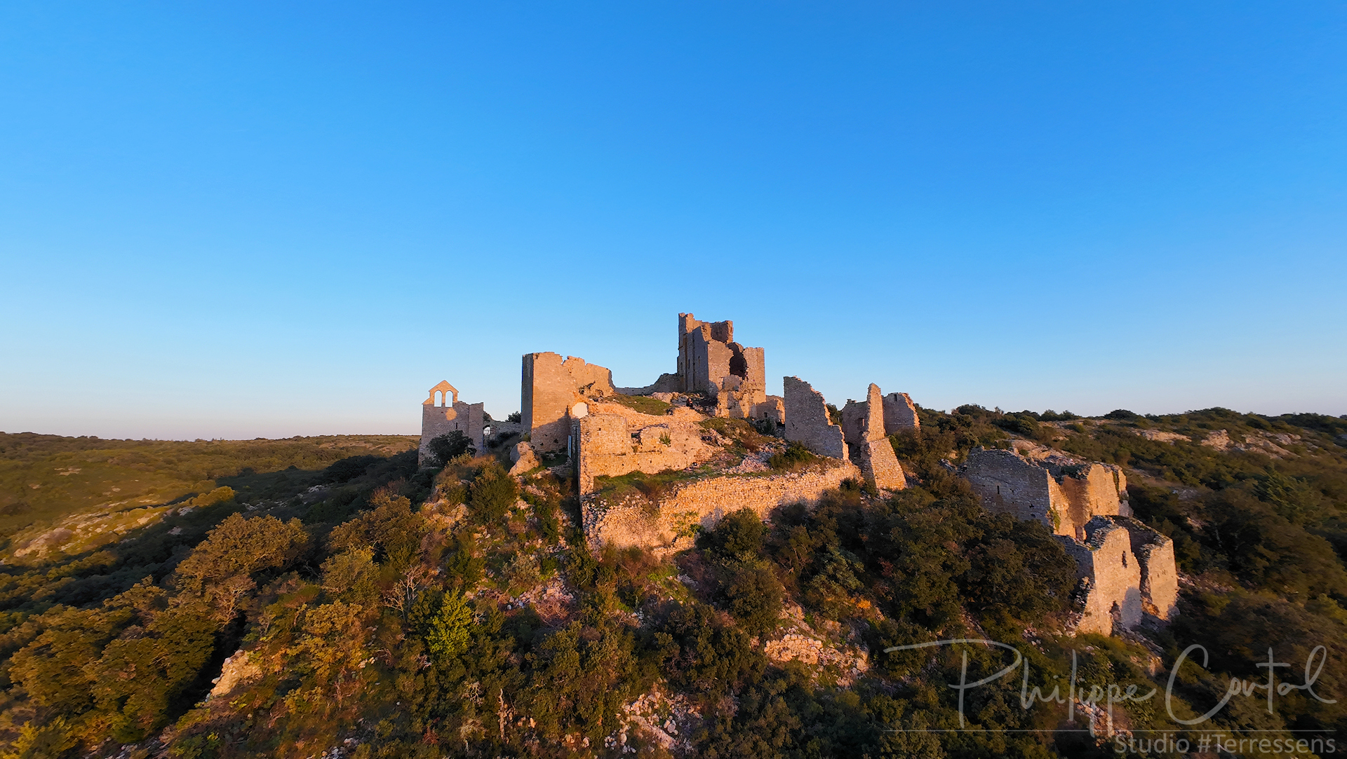 Château d'Aumelas dans l'Hérault photographié par drone