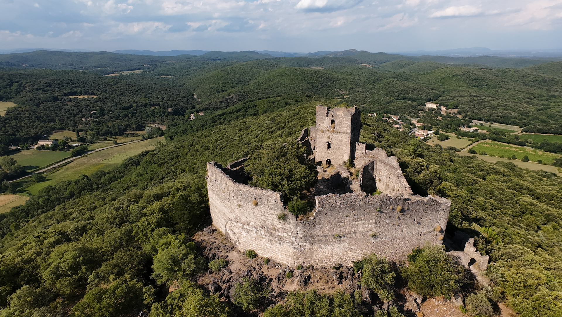 Château de Fressac dans le Gard photographié par drone