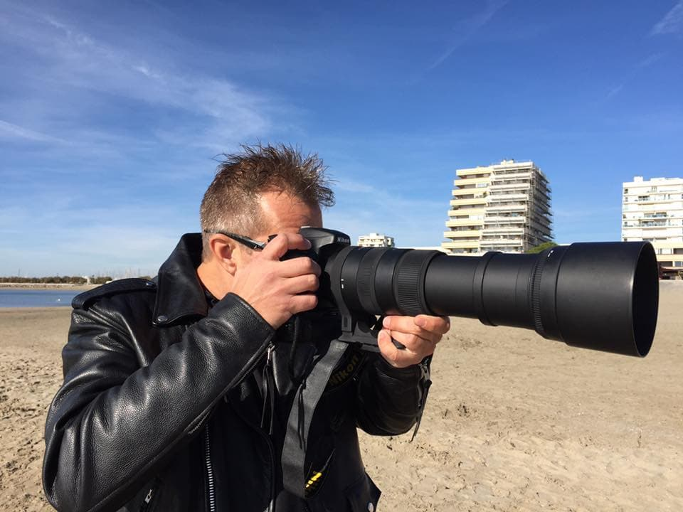 Philippe Contal photographiant avec un téléobjectif Nikon