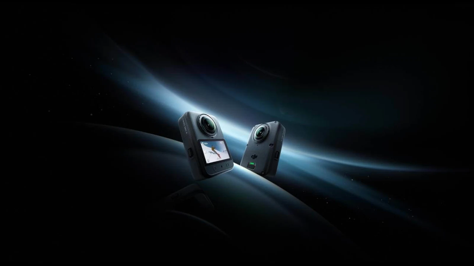 DJI Osmo 360 II présentée de face et de dos sur un fond sombre aux reflets bleus