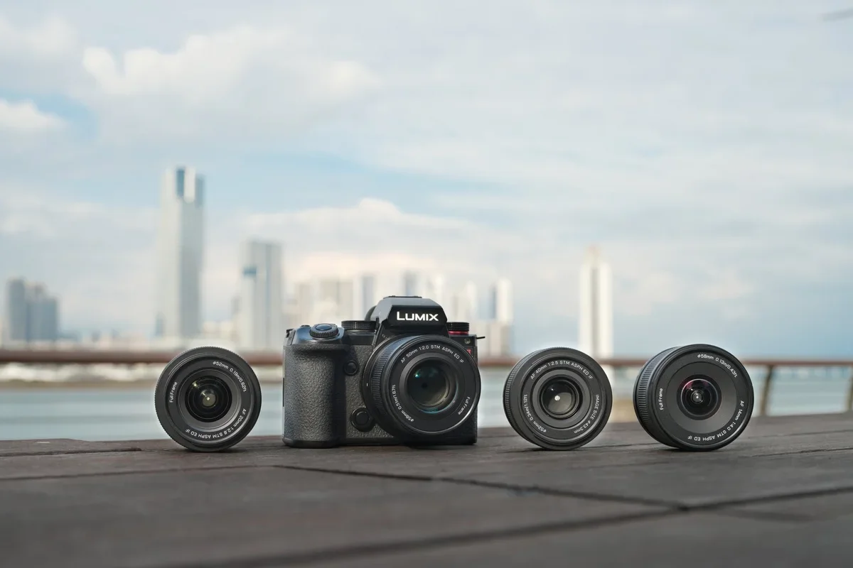 Photographie de presse Viltrox : les quatre Air L-Mount, avec le 50 mm sur un boîtier LUMIX