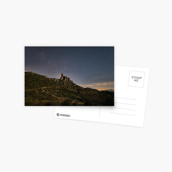Carte postale Redbubble montrant le château de Quéribus sous la Voie lactée