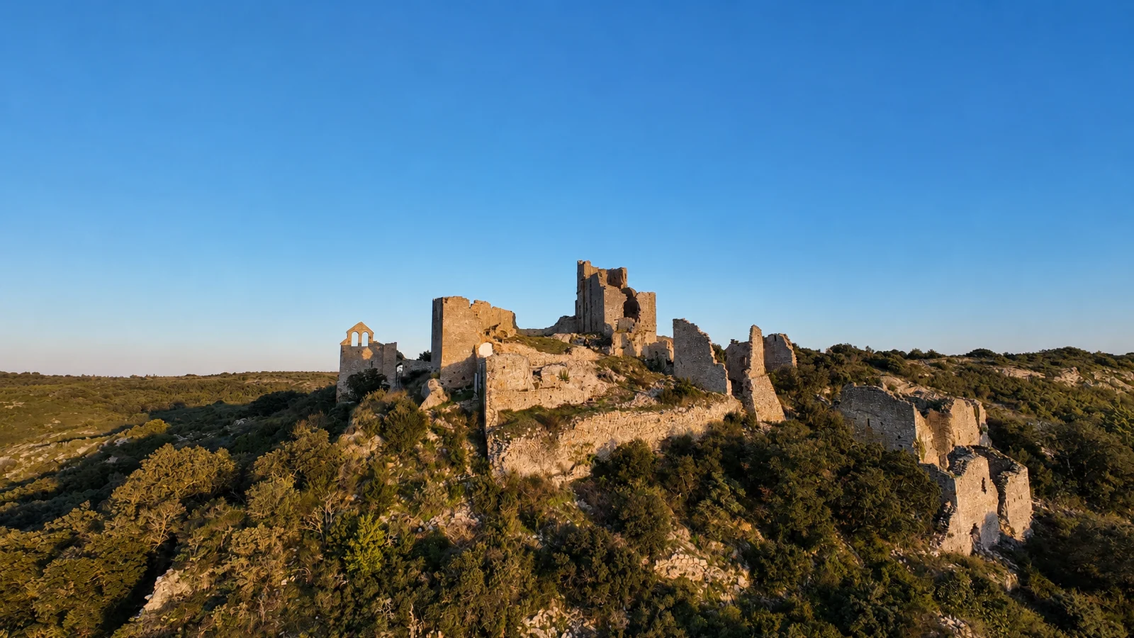 Vue en drone du château d'Aumelas dans l'Hérault