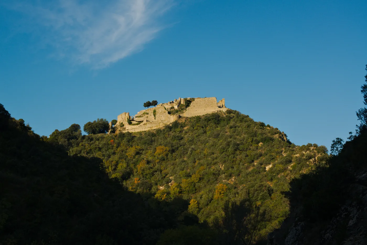 Château de Termes éclairé par le jour au matin suivant l’éclipse