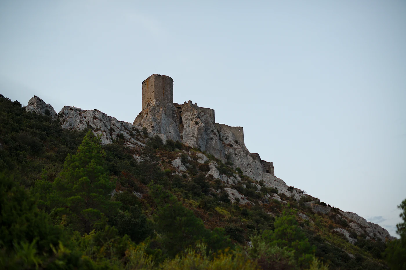 Château de Quéribus en contre-plongée au lever du jour après la séance d’éclipse