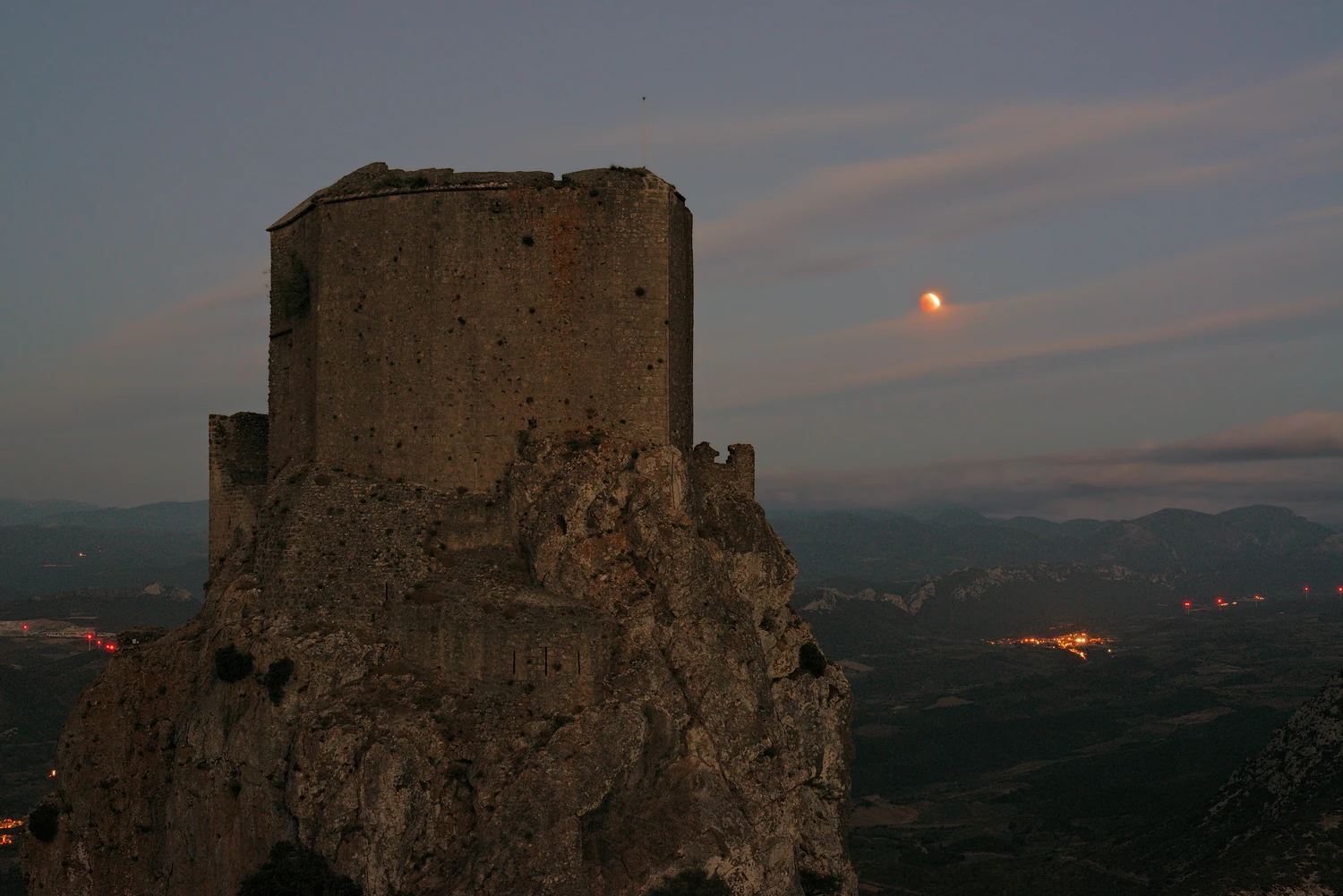 Éclipse partielle de Lune à droite du château de Quéribus au lever du jour