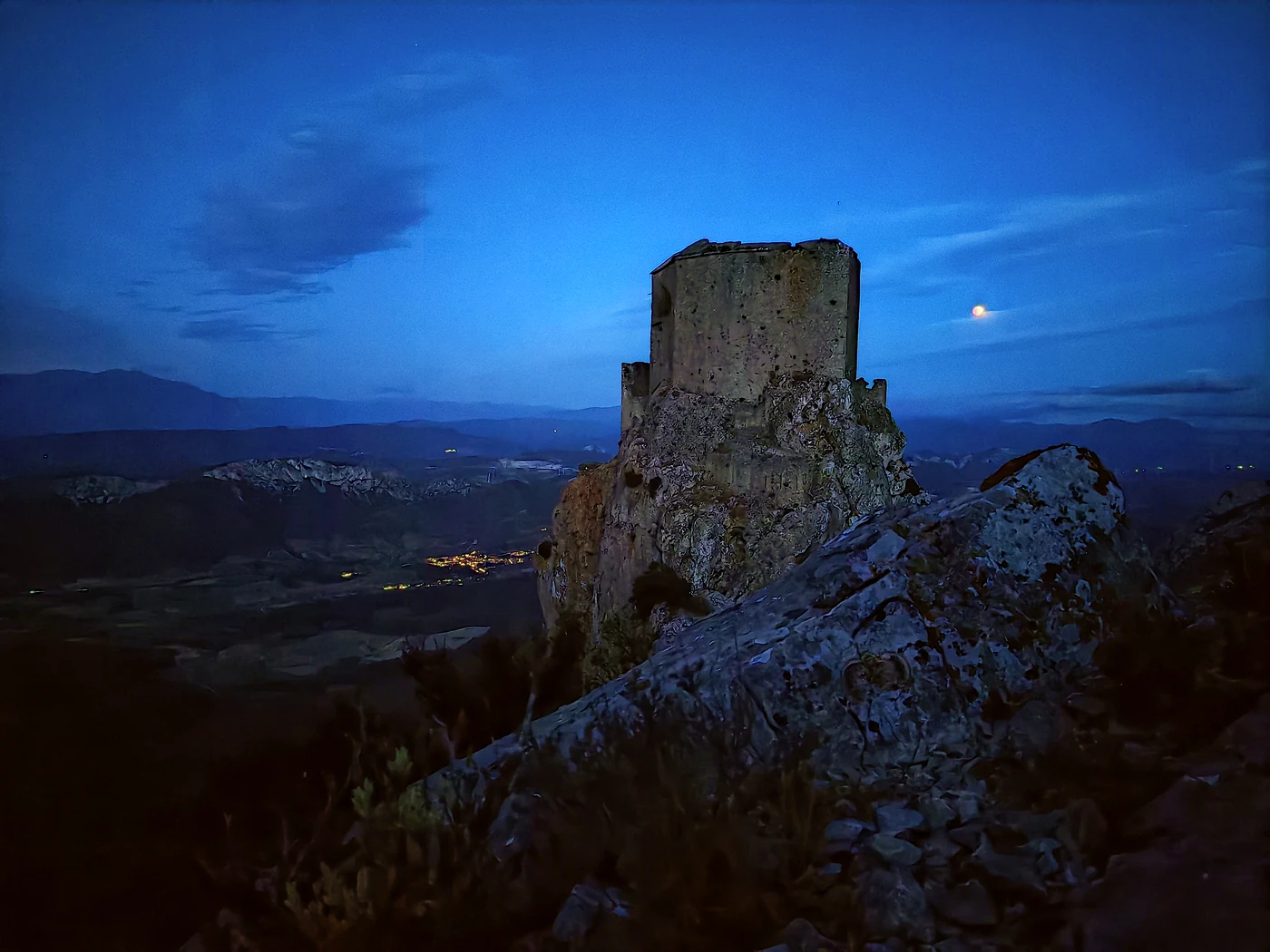 Éclipse partielle de Lune à droite du château de Quéribus photographiée avec un Honor Magic V2 avant l’aube