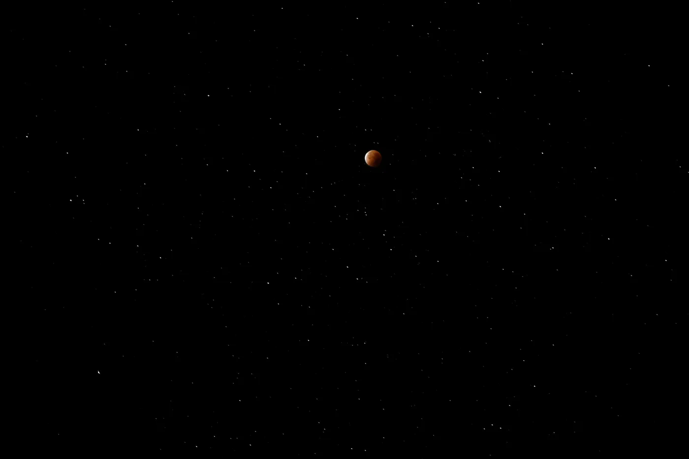 Lune éclipsée et ciel étoilé au-dessus du château de Termes