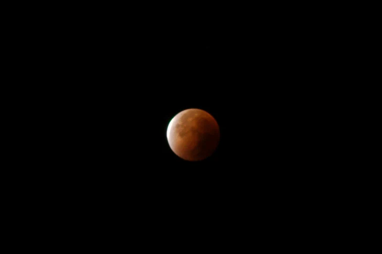 Image composite de la Lune éclipsée montrant les zones lumineuses et les détails dans l’ombre