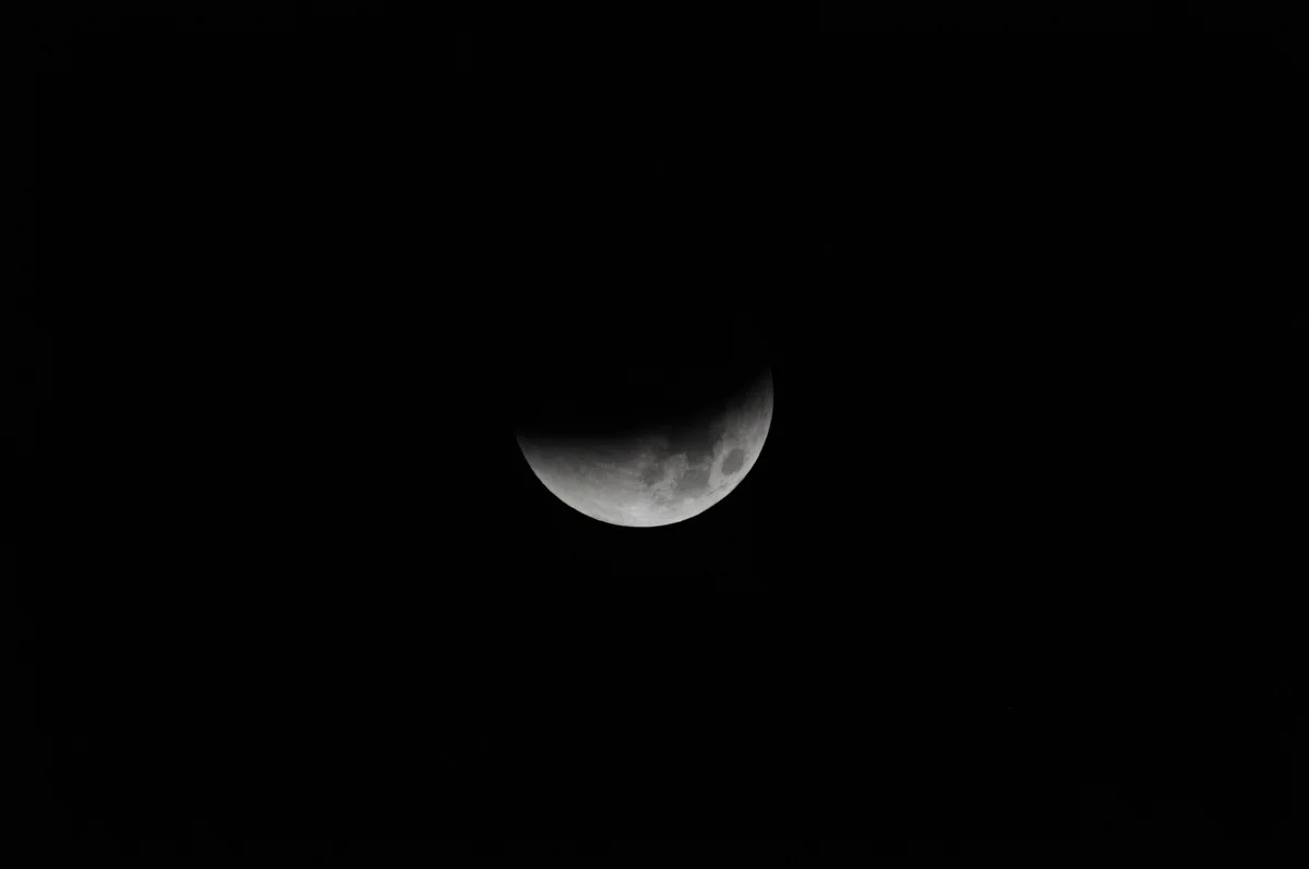 Lune montrant simultanément une zone très lumineuse et une zone plongée dans l’ombre