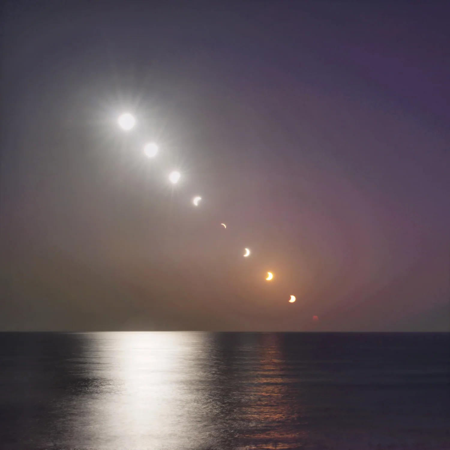Montage photographique montrant les différentes phases de l’éclipse solaire du 12 août 2026 au-dessus de l’océan depuis la plage de la Milady à Biarritz.