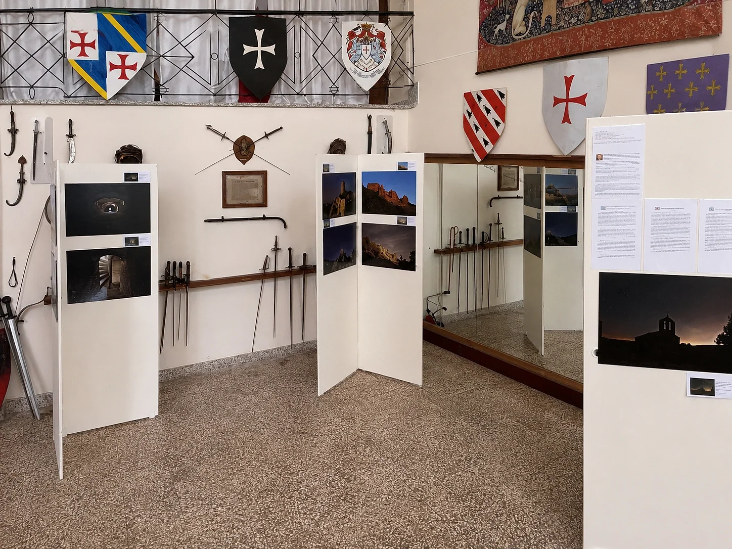 Vue générale de l’exposition de photographies des châteaux cathares au Museum of Templar Ages de Pano Arodes.