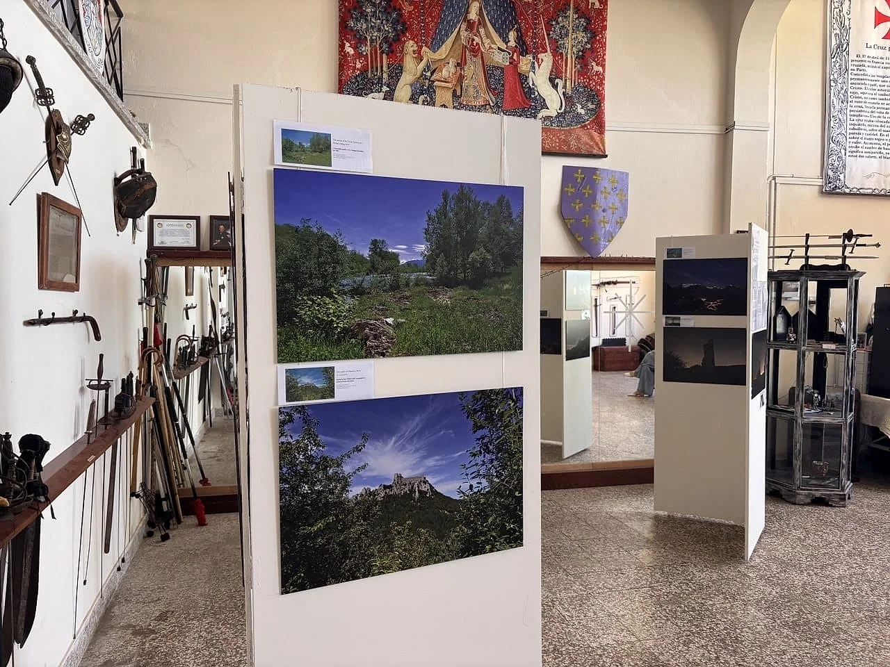 Photographies de paysages d’Occitanie exposées sur une cimaise blanche dans le musée de Pano Arodes.