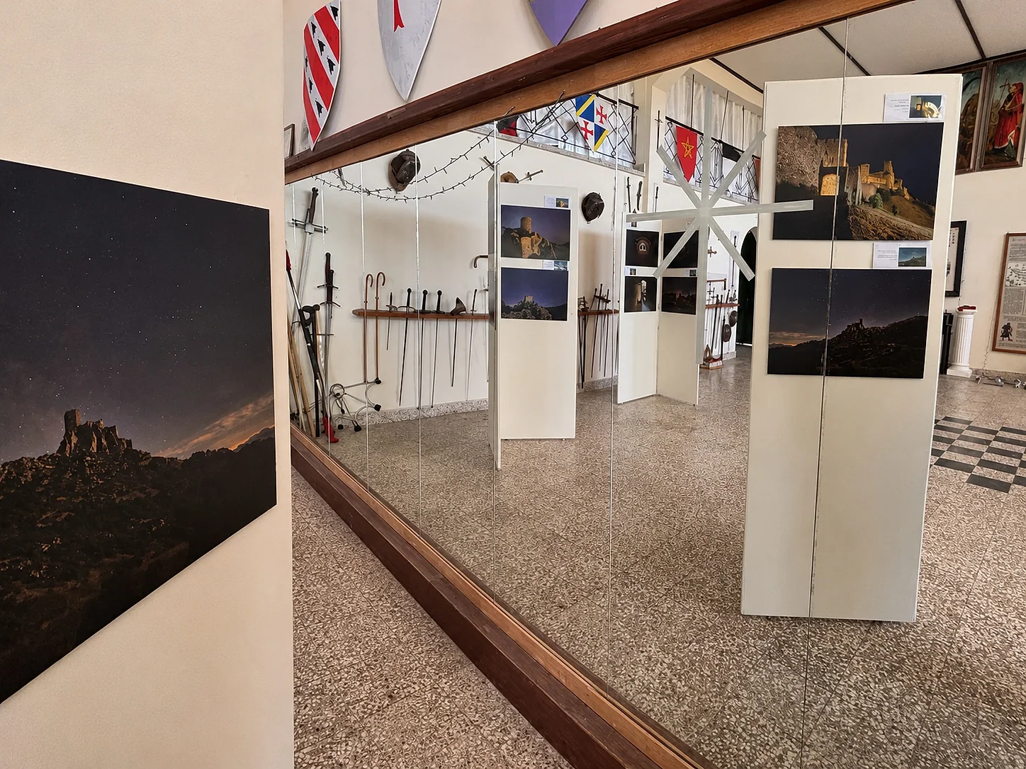 Photographie nocturne d’une forteresse cathare exposée au Museum of Templar Ages à Chypre.