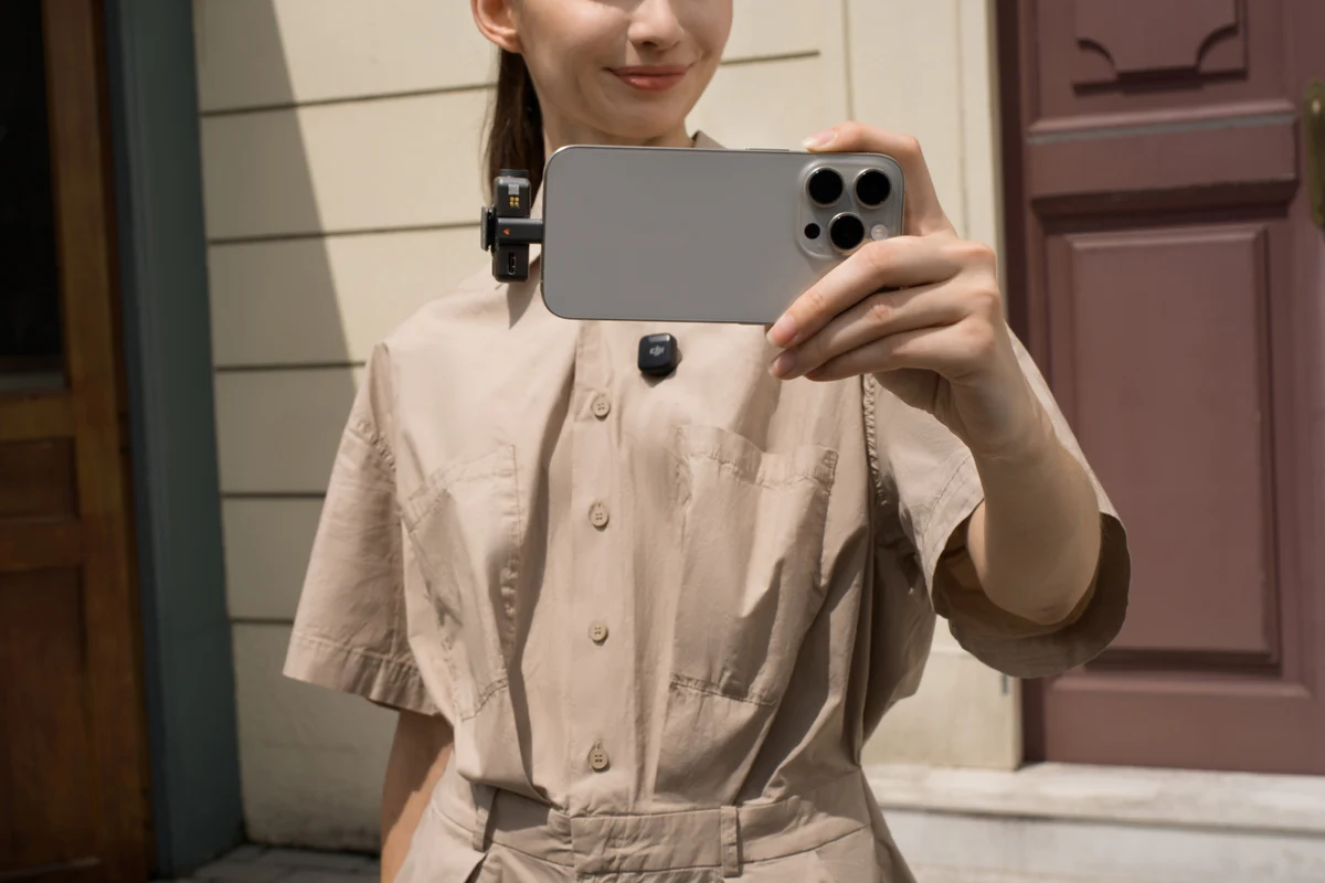 DJI Mic Mini : émetteur sur le vêtement et récepteur branché au téléphone.