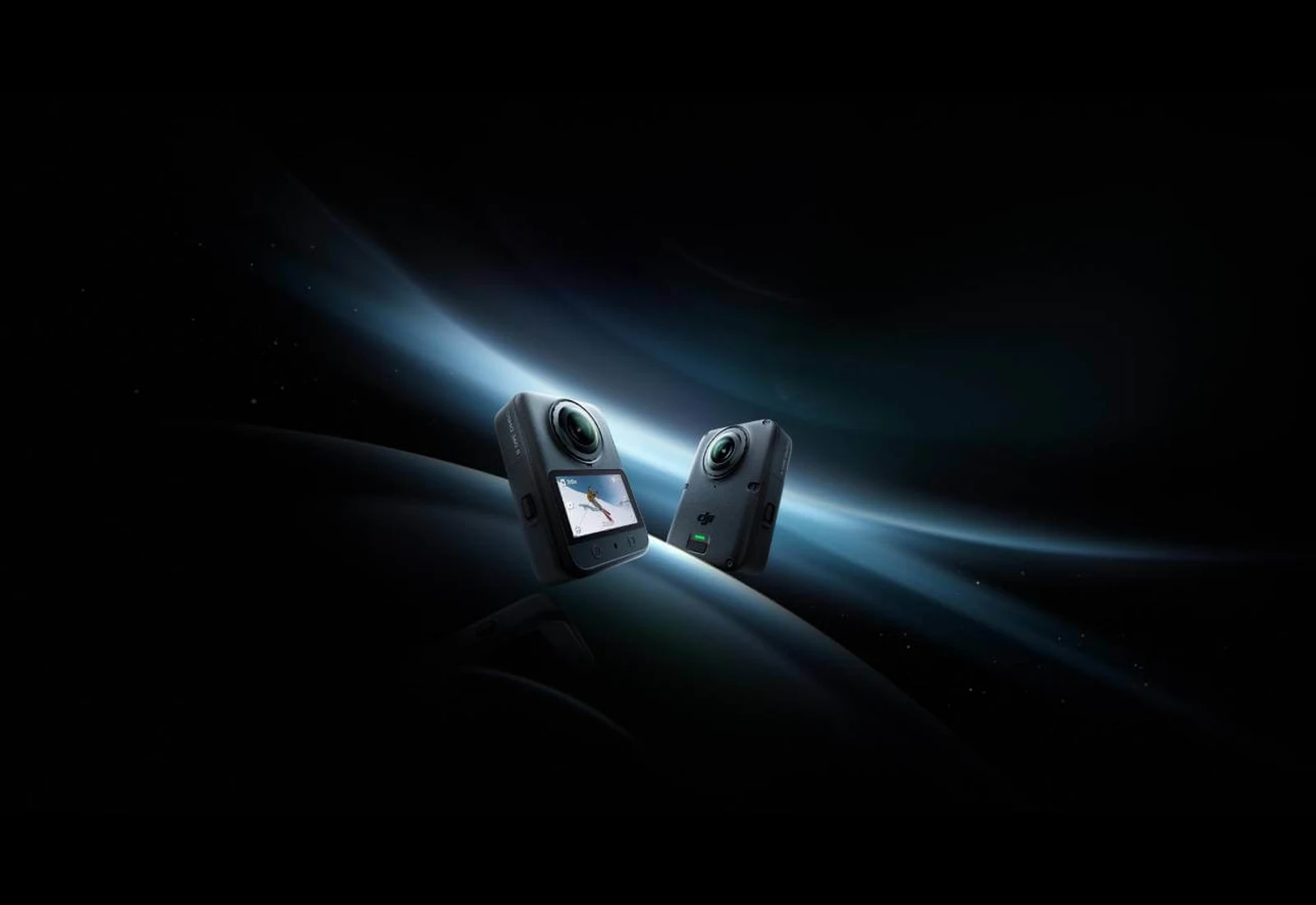 DJI Osmo 360 II de face et de dos, deux vues d’une seule caméra. Visuel officiel DJI.
