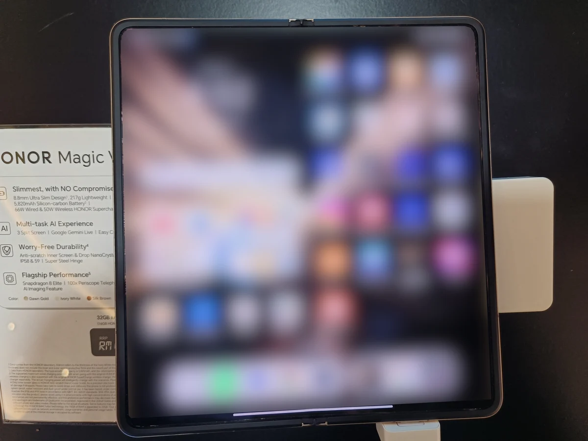 HONOR Magic V5 déplié sur un présentoir.