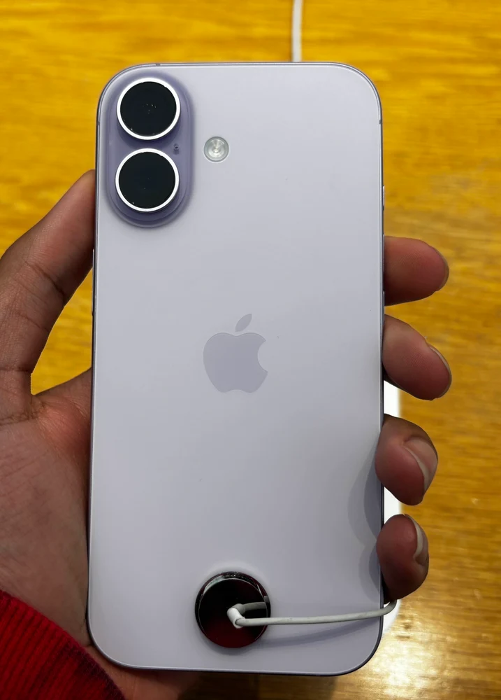 Dos de l’iPhone 17 Lavande tenu en main.