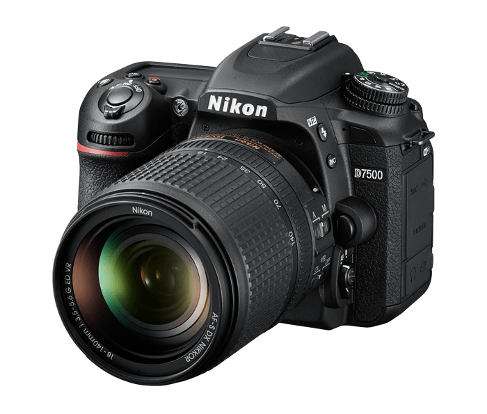 Nikon D7500 boîtier nu, présenté avec un objectif non inclus