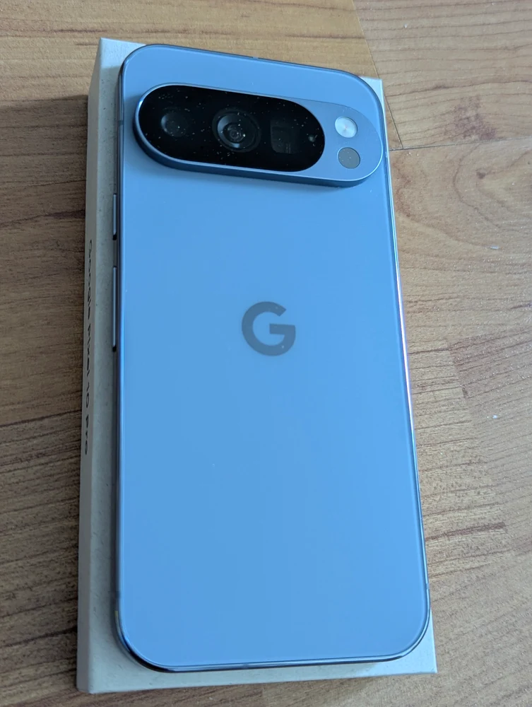 Dos du Google Pixel 10 Pro Pierre de lune.