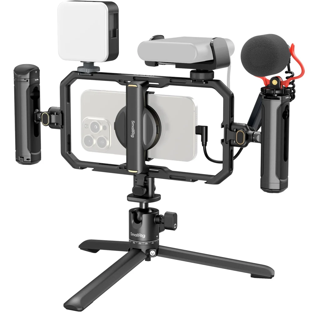 SmallRig 4704 monté avec cage, poignées, trépied, microphone et éclairage.